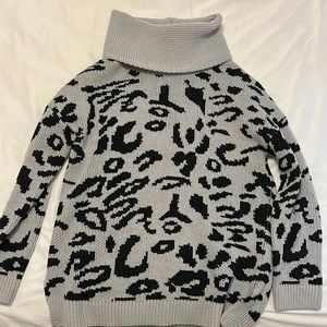 GREY LEOPARD TURTLENECK SWEATER